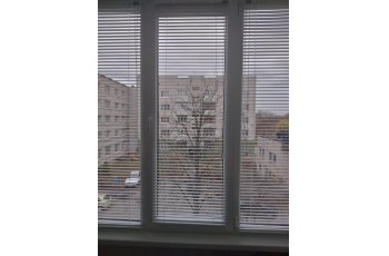 Жалюзи алюминиевые горизонтальные белые.