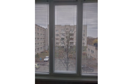 Жалюзи алюминиевые горизонтальные белые.